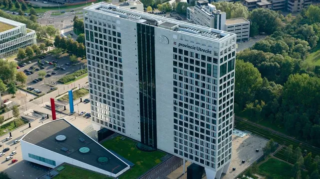 Provinciehuis Utrecht aan de Archimedeslaan, voorbeeld van grootschalige verduurzaming met impact op premium woonwijken