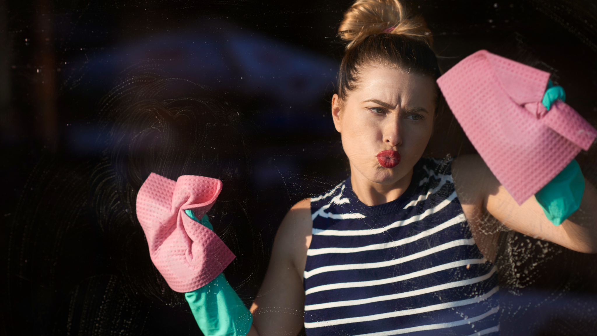 vrouw die haar huis verkoop klaar maakt