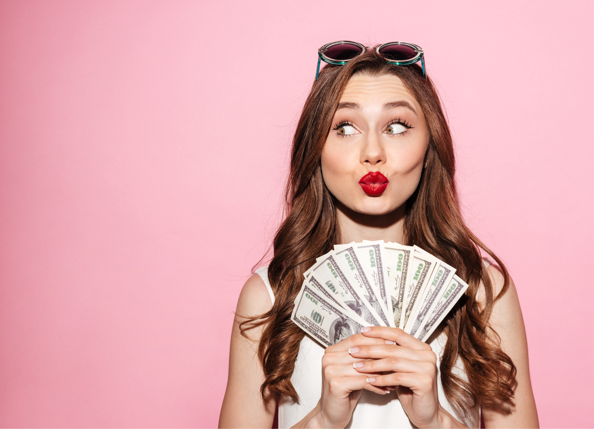 Vrouw met rood gestifte lippen houdt dollarbiljetten vast, symbool voor financiële compliance bij vastgoedtransacties met een makelaar op Curaçao