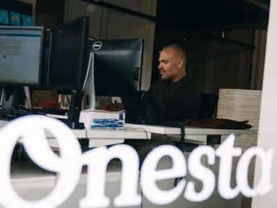 Onesta Vastgoed logo op het raam