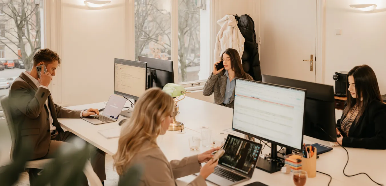 Team is druk aan het werk achter bureau