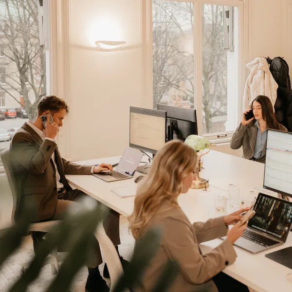 Team is druk aan het werk achter bureau