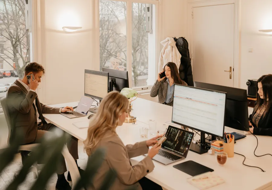 Team is druk aan het werk achter bureau