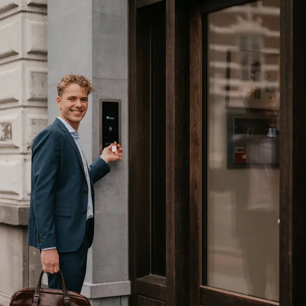 Ruben staat aan te bellen bij een voordeur