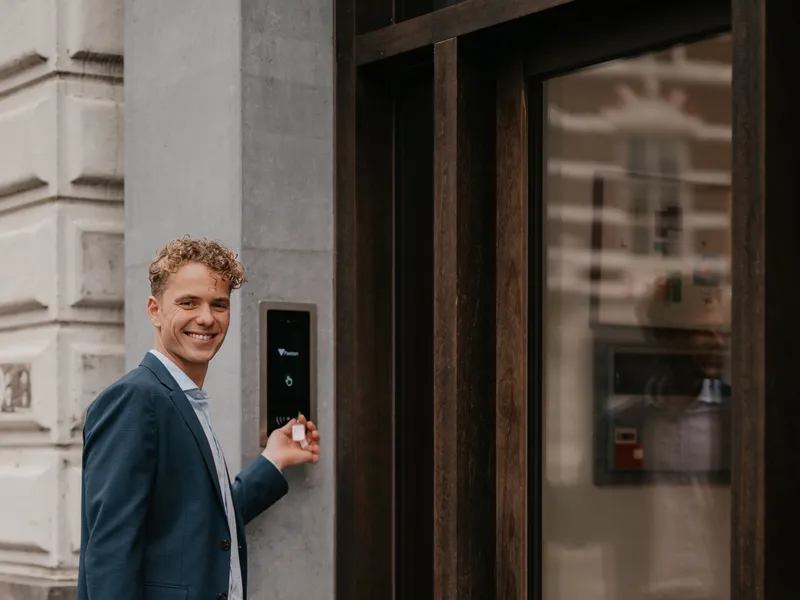 Ruben staat aan te bellen bij een voordeur