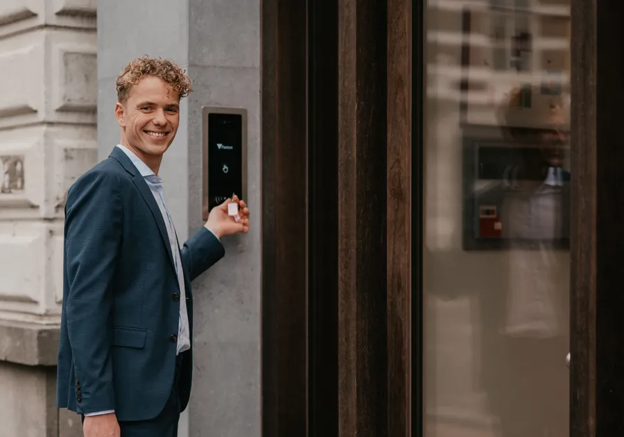 Ruben staat aan te bellen bij een voordeur