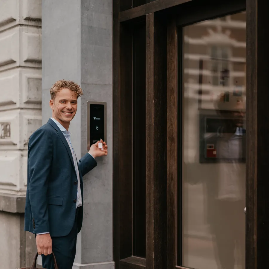 Ruben staat aan te bellen bij een voordeur