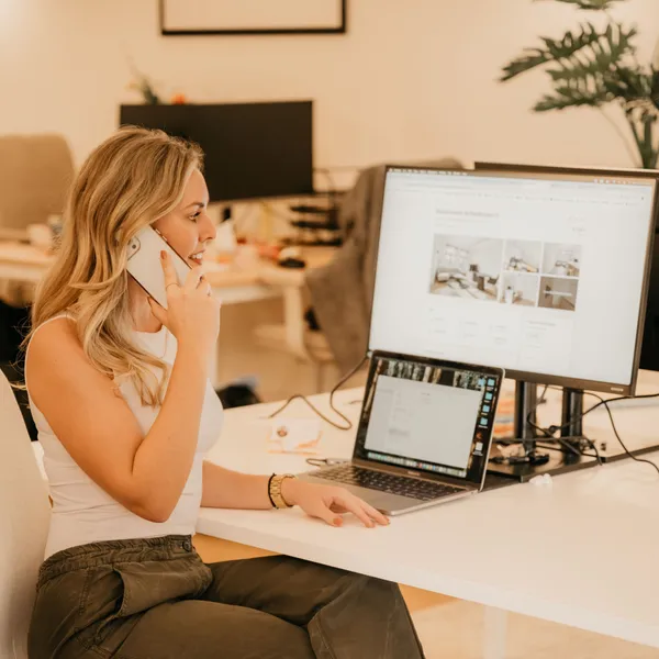 Bellen achter bureau