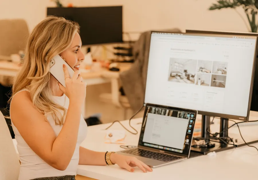 Bellen achter bureau