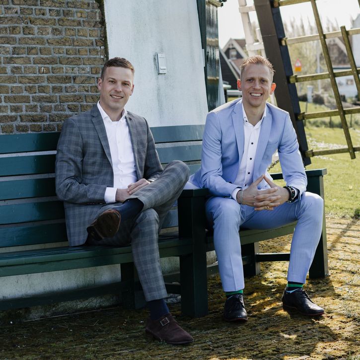 Robin en jasper op bankje